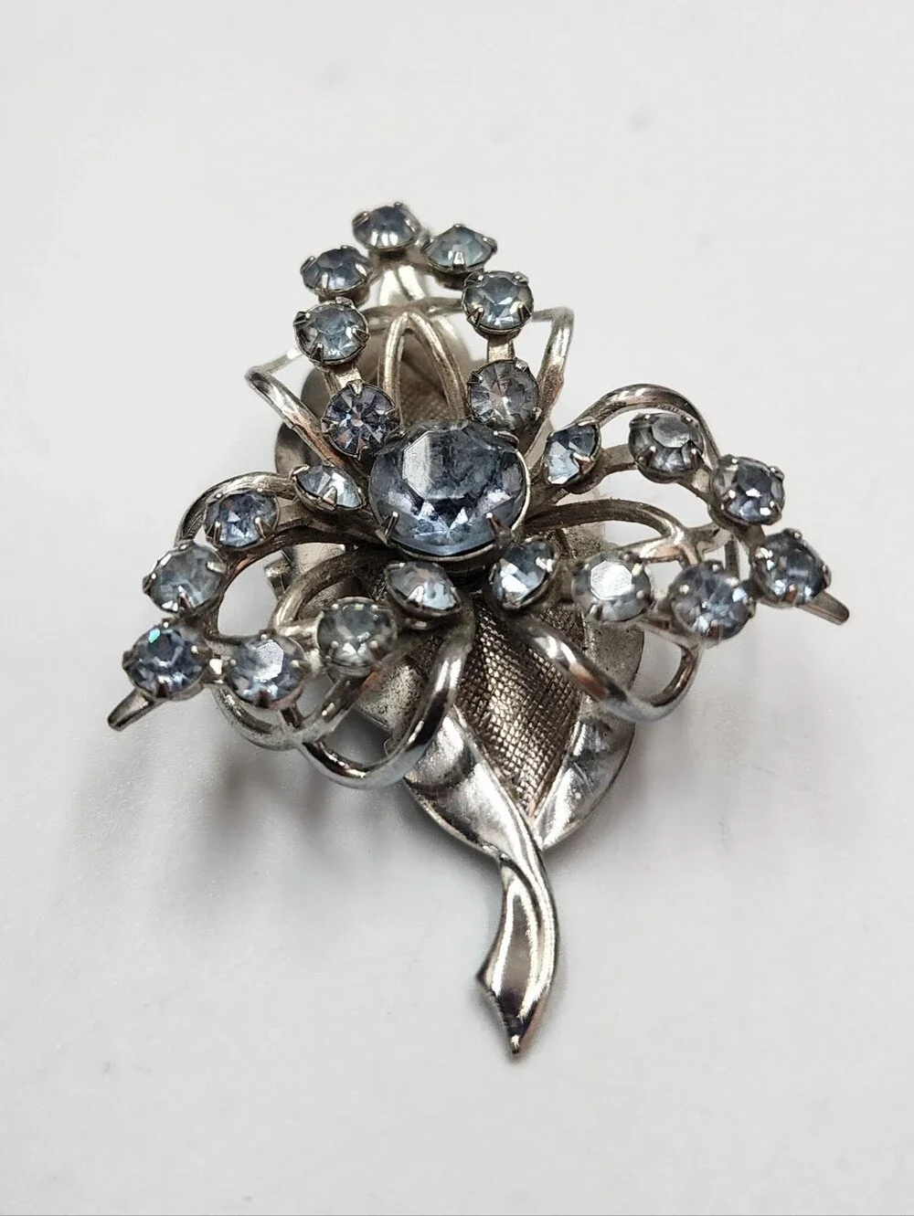 𝅺VINTAGE Flower Spray Brooch Mid Century Blue Rhinestone Silver Tone Curved 2